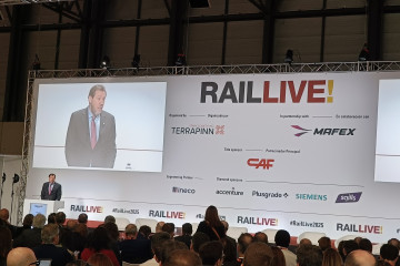 El ministro de Transportes y Movilidad Sostenible, Óscar Puente, en la feria Rail Live de 2025, en Ifema Madrid