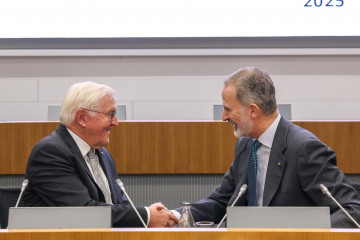 El Rey Felipe VI (i) y el presidente alemán, Frank Walter Steinmeier (d), durante la apertura del XI Foro Hispano-Alemán, en la sede de la CEOE