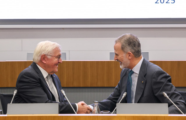 El Rey Felipe VI (i) y el presidente alemán, Frank Walter Steinmeier (d), durante la apertura del XI Foro Hispano-Alemán, en la sede de la CEOE