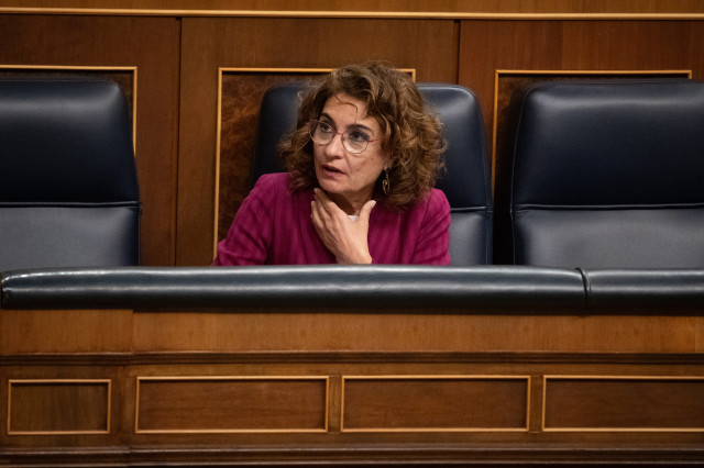 La vicepresidenta primera y ministra de Hacienda, María Jesús Montero, durante una sesión plenaria, en el Congreso de los Diputados, a 27 de noviembre de 2025, en Madrid (España). El pleno del Congreso debate y vota hoy los objetivos de estabilidad presup