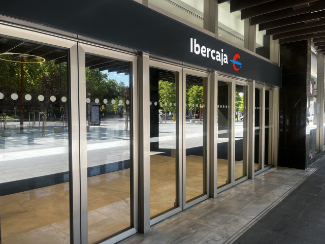 Archivo - Uno de los accesos a la sede central de Ibercaja en Zaragoza.