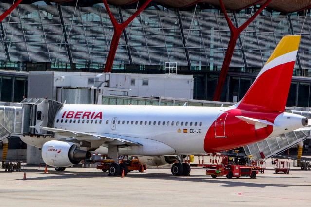 Archivo - Un avión de la aerolínea Iberia estacionado en el Aeropuerto Adolfo Suárez Madrid- Barajas.