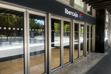 Archivo - Uno de los accesos a la sede central de Ibercaja en Zaragoza.