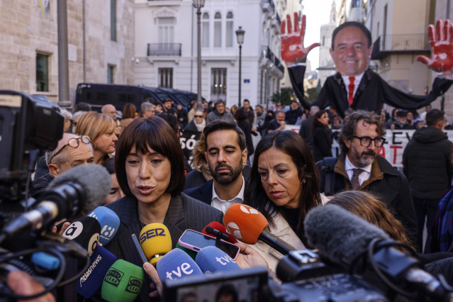 La ministra de Cienca e Innovación, Diana Morant, ofrece declaraciones a los medios durante la protesta frente a Les Corts Valencianes, a 27 de noviembre de 2025, en Valencia, Comunidad Valenciana (España).