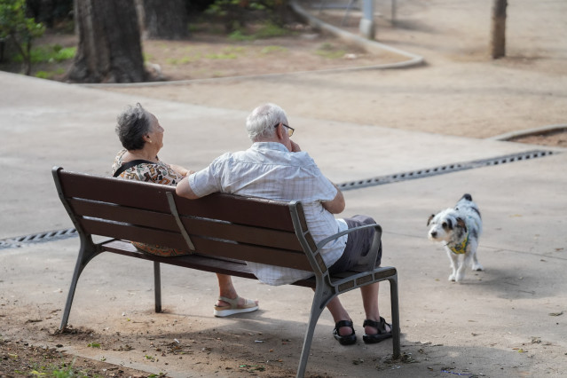 Archivo - Dos personas y un perro, a 17 de septiembre de 2025, en Barcelona, Catalunya (España). Cataluña afronta un marcado envejecimiento de su población: el 19,7 % de los habitantes tiene más de 65 años (alrededor de 1,6 millones de personas), y esta p