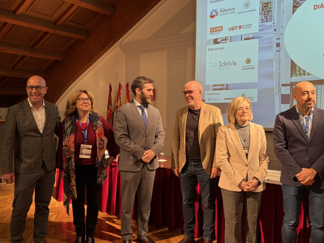 Unai Sordo (3 d), momentos anes de participar en una jornada sobre Diálogo Social.