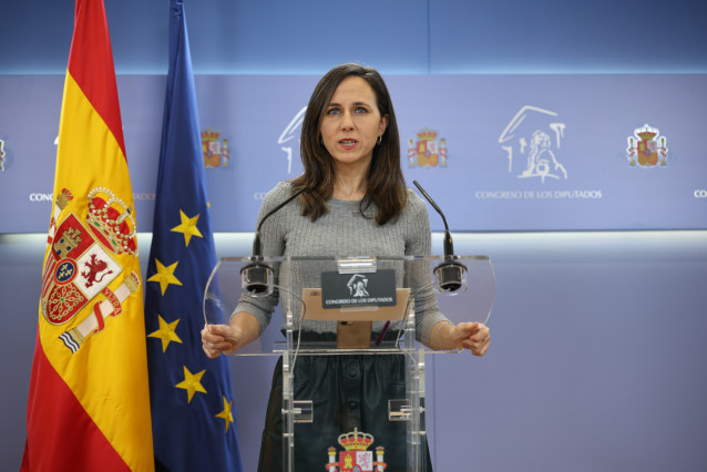 La portavoz del grupo parlamentario de Podemos, Ione Belarra, durante una rueda de prensa en el Congreso de los Diputados, a 25 de noviembre de 2025, en Madrid (España).