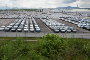 Archivo - Vista de vehículos producidos en la fábrica de Volkswagen Navarra.