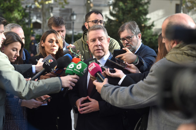 El presidente de la Junta de Castilla-La Mancha, Emiliano García-Page, a su llegada al acto homenaje a Javier Lambán, en el Senado, a 27 de noviembre de 2025, en Madrid (España).