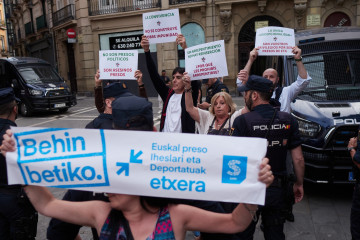 Archivo - Consuelo Ordóñez, presidenta de COVITE, junto a otras tres víctimas protestan contra un acto de Sare en favor de los presos de ETA.