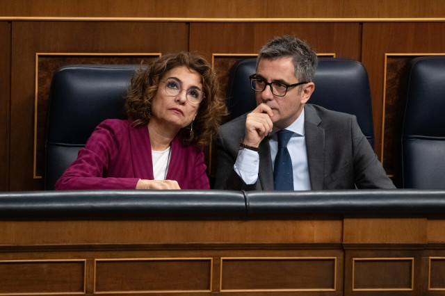 La vicepresidenta primera y ministra de Hacienda, María Jesús Montero, y el ministro de la Presidencia, Justicia y Relaciones con las Cortes, Félix Bolaños, durante una sesión plenaria, en el Congreso de los Diputados, a 27 de noviembre de 2025, en Madrid