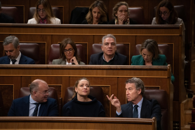 El secretario general del PP, Miguel Tellado; la portavoz del PP en el Congreso, Ester Muñoz, y el presidente del PP, Alberto Núñez Feijóo, durante una sesión plenaria, en el Congreso de los Diputados, a 27 de noviembre de 2025, en Madrid (España).