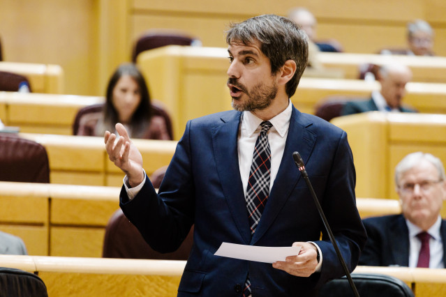 El ministro de Cultura, Ernest Urtasun, interviene durante una sesión plenaria en el Senado, a 25 de noviembre de 2025, en Madrid (España).