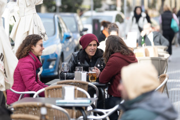 Archivo - Varias personas en la terraza de una bar, a 4 de diciembre de 2023, en Madrid (España)