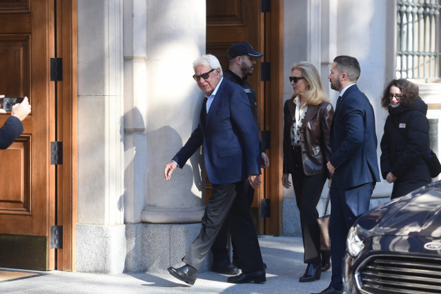 El expresidente del Gobierno, Felipe González, a su llegada al acto homenaje a Javier Lambán, en el Senado, a 27 de noviembre de 2025, en Madrid (España).