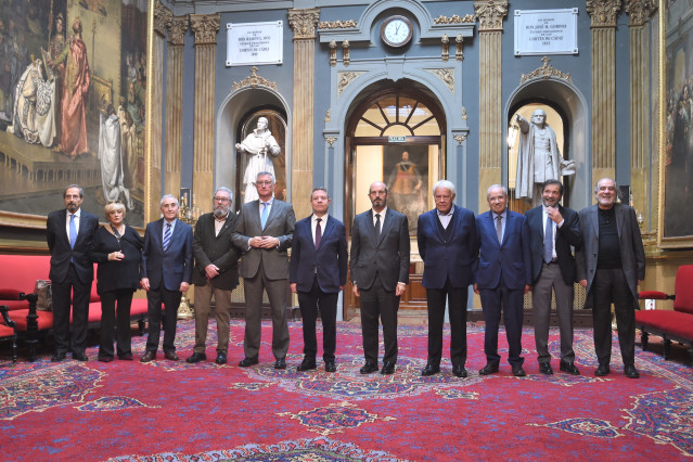 El exsecretario general de UGT, Cándido Méndez (4i), el presidente de la Junta de Castilla-La Mancha, Emiliano García-Page (6i), el presidente del Senado, Pedro Rollán (5d), y el expresidente del Gobierno, Felipe González,(4d).