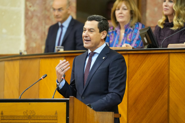 El presidente de la Junta de Andalucía, Juanma Moreno, interviene en el debate sobre el estado de la Comunidad en el Parlamento andaluz.