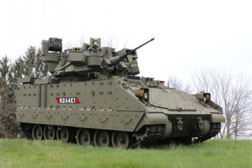 Archivo - Un blindado Bradley de BAE Systems