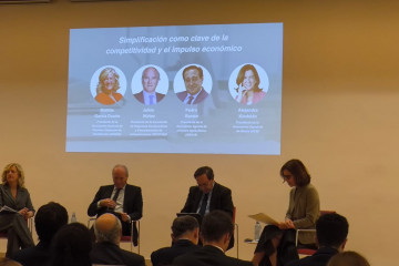 La presidenta de La Distribución Anged, Matilde García Duarte; el presidente de Seopan, Julián Núñez; el presidente de Asaja, Pedro Barato y la presidenta de la Asociación Española de Banca (AE