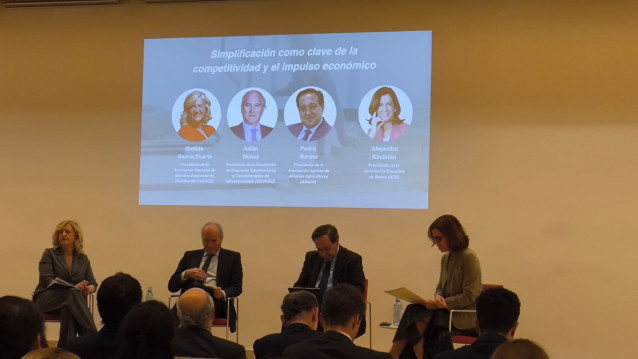 La presidenta de La Distribución Anged, Matilde García Duarte; el presidente de Seopan, Julián Núñez; el presidente de Asaja, Pedro Barato y la presidenta de la Asociación Española de Banca (AEB), Alejandra Kindelán