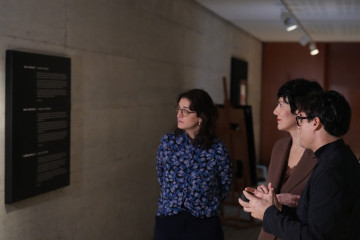 La ministra de Seguridad Social y Migraciones, Elma Saiz, acompañada por el vicerrector de la UPF, Pablo Pareja, durante un encuentro con estudiantes.