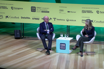 El vicepresidente del BCE; Luis de Guindos, y la vicepresidenta del Gobierno de Aragón, Mar Vaquero, en el XXIV Congreso de Directivos CEDE que se ha celebrado este jueves en Zaragoza.
