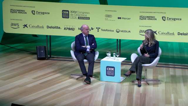 El vicepresidente del BCE; Luis de Guindos, y la vicepresidenta del Gobierno de Aragón, Mar Vaquero, en el XXIV Congreso de Directivos CEDE que se ha celebrado este jueves en Zaragoza.