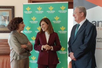 La vicepresidenta de la Comisión Nacional del Mercado de Valores, Paloma Marín, antes de dar la conferencia 'Proyección de los mercados: Horizonte 2026', en Gijón, junto a Pilar Martínez  (Llana 