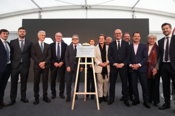 Asistentes a la inauguración de la planta de Vicky Foods en Francia