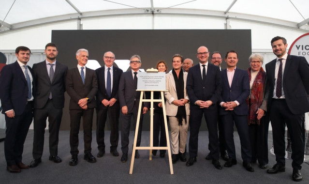 Asistentes a la inauguración de la planta de Vicky Foods en Francia
