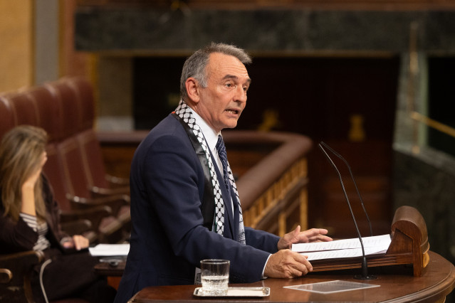 Archivo - El diputado de Sumar Enrique Santiago interviene durante una sesión plenaria, en el Congreso de los Diputados, a 7 de octubre de 2025, en Madrid (España).