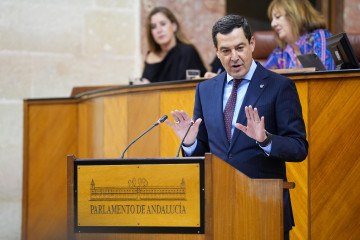El presidente de la Junta de Andalucía, Juanma Moreno en su turno de réplica a la portavoz parlamentaria del PSOE-A, María Márquez, en el transcurso del Debate de la Comunidad Autónoma de la actu