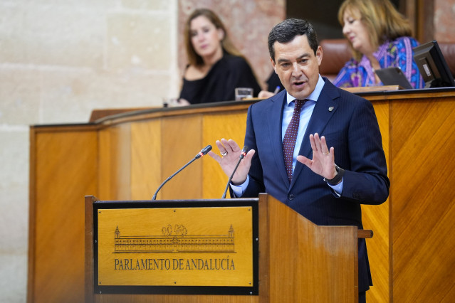 El presidente de la Junta de Andalucía, Juanma Moreno en su turno de réplica a la portavoz parlamentaria del PSOE-A, María Márquez, en el transcurso del Debate de la Comunidad Autónoma de la actual legislatura. A 27 de noviembre de 2025 en Sevilla (Andalu