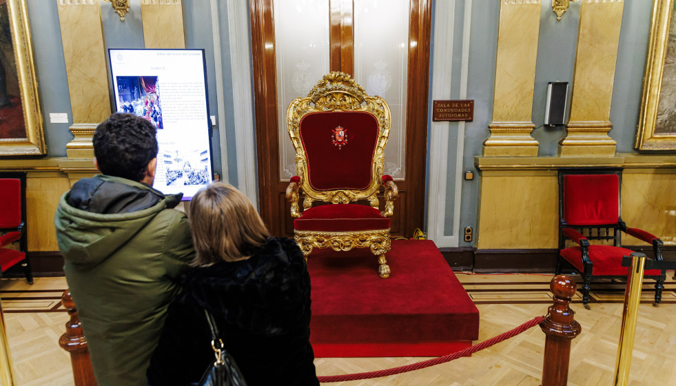 Archivo - Varias personas durante la jornada de Puertas Abiertas en la Cámara Alta, a 28 de noviembre de 2024, en Madrid (España).