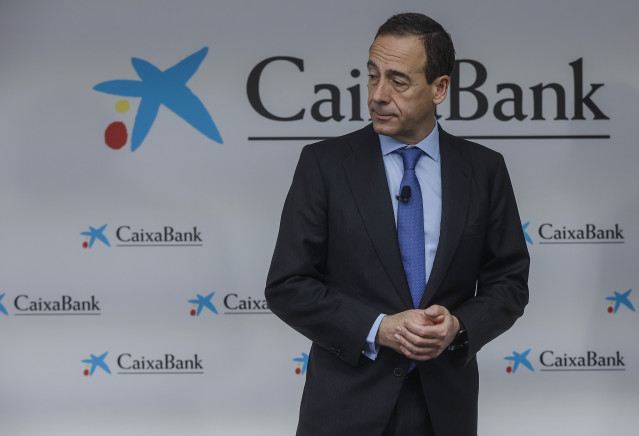 Archivo - El consejero delegado de CaixaBank, Gonzalo Gortázar, presenta a los medios de comunicación los resultados de la entidad correspondientes al ejercicio 2024, en la sede de Caixabank, a 30 de enero de 2025, en Valencia, Comunidad Valenciana (Españ