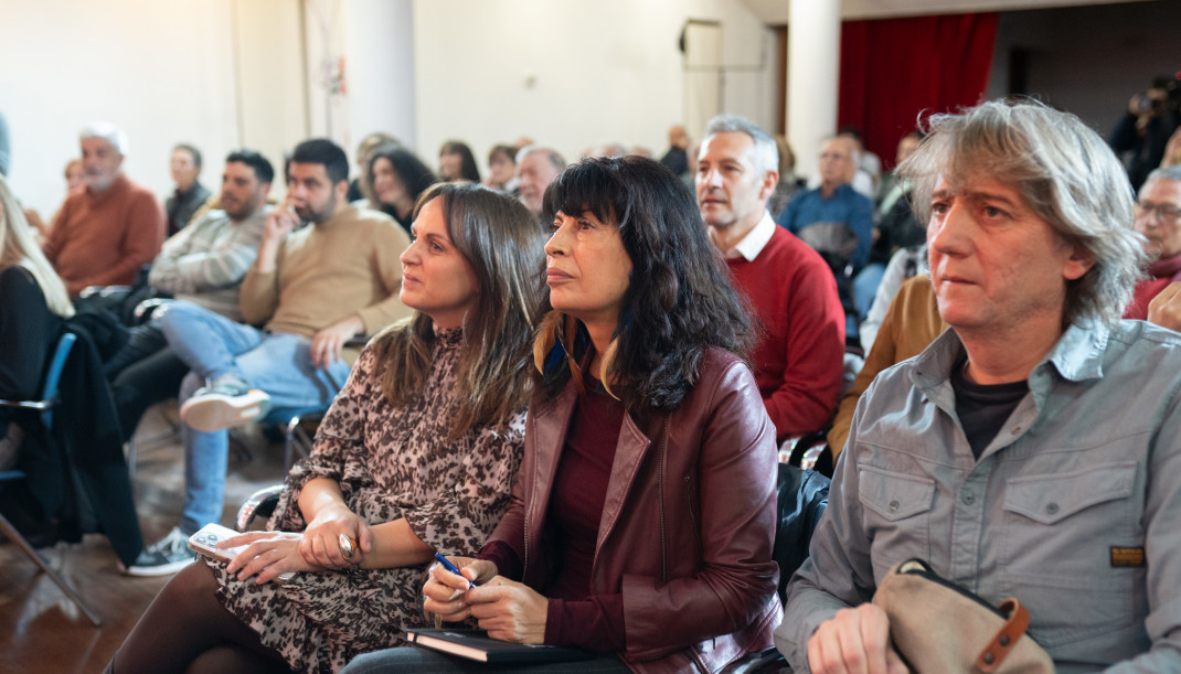 La ministra de Igualdad, Ana Redondo (c) y el candidato socialista a la Junta, Carlos Martínez (d), durante las Jornadas 'Feminismo como respuesta. Por el cumplimiento del Pacto de Estado contra la V