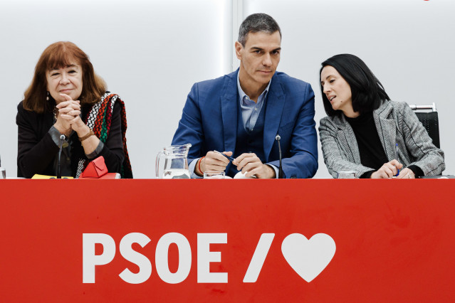 La presidenta del PSOE, Cristina Narbona, el presidente del Gobierno, Pedro Sánchez, y la Secretaria de Organización del PSOE, Rebeca Torró Soler, durante una reunión de la Comisión Ejecutiva Federal del PSOE, a 17 de noviembre de 2025.