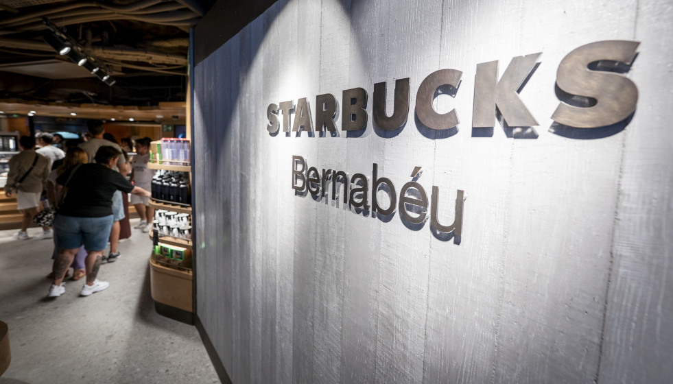 Archivo - Starbucks del Estadio Santiago Bernabéu