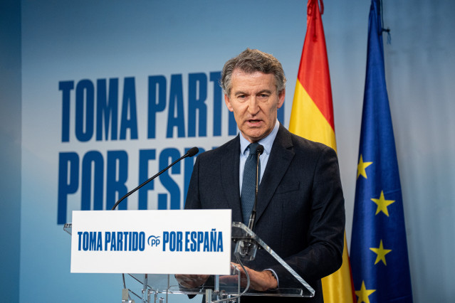 El presidente del Partido Popular, Alberto Núñez Feijóo, ofrece una declaración pública sobre la decisión del Tribunal Supremo de enviar a prisión al exministro de Transportes, José Luis Ábalos, y su ex asesor Koldo García, en la sede nacional del PP, a 2