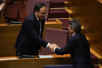 EuropaPress 7131294 candidato pp presidencia generalitat juanfran perez llorca da mano