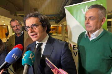 El portavoz nacional de Economía de Vox, José María Figaredo atiende a los medios en Cáceres
