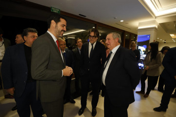 El ministro de Industria y Turismo del Gobierno de España, Jordi Hereu, a su llegada al VII Foro Iberoamericano Mipyme, en Tenerife, charlando con el viceconsejero de Economía e Internacionalizació