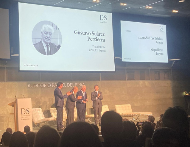 Bolaños entrega un premio a UNICEF de la mano de RocaJunyent por 