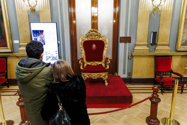 Archivo - Varias personas durante la jornada de Puertas Abiertas en la Cámara Alta, a 28 de noviembre de 2024, en Madrid (España).