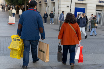 Archivo - Dos personas, de compras por la calles de Madrid