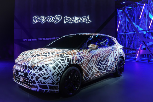 Presentación de modelos preserie del Cupra Raval, el primer modelo 100% eléctrico diseñado y producido en Martorell (Barcelona), luciendo un camuflaje inspirado en el barrio de El Raval. A 17 de noviembre de 2025, en Martorell (Barcelona), España.