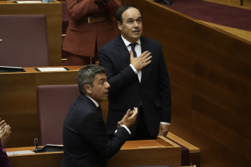 El ex presidente de la Generalitat valenciana Carlos Mazón (1 fila), y el nuevo presidente de la Comunitat Valenciana, Juanfran Pérez Llorca (2 fila), durante el debate de investidura en Les Corts V