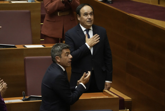 El ex presidente de la Generalitat valenciana Carlos Mazón (1 fila), y el nuevo presidente de la Comunitat Valenciana, Juanfran Pérez Llorca (2 fila), durante el debate de investidura en Les Corts Valencianes, a 27 de noviembre de 2025