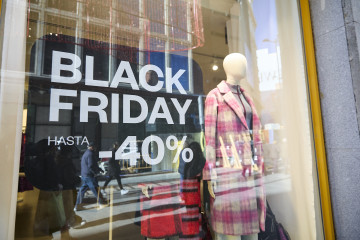 Descuentos por el Black Friday en un escaparate, a 26 de noviembre de 2025, en Madrid (España).