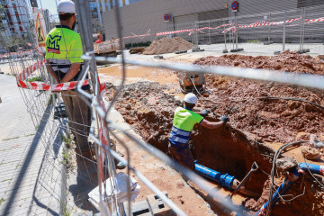 Archivo - Trabajadores en una obra de canalizaciones